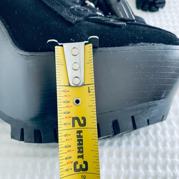 New authentic Burberry Prorsum, high heel out of suede in black color shoes. - Picture 3 of 8